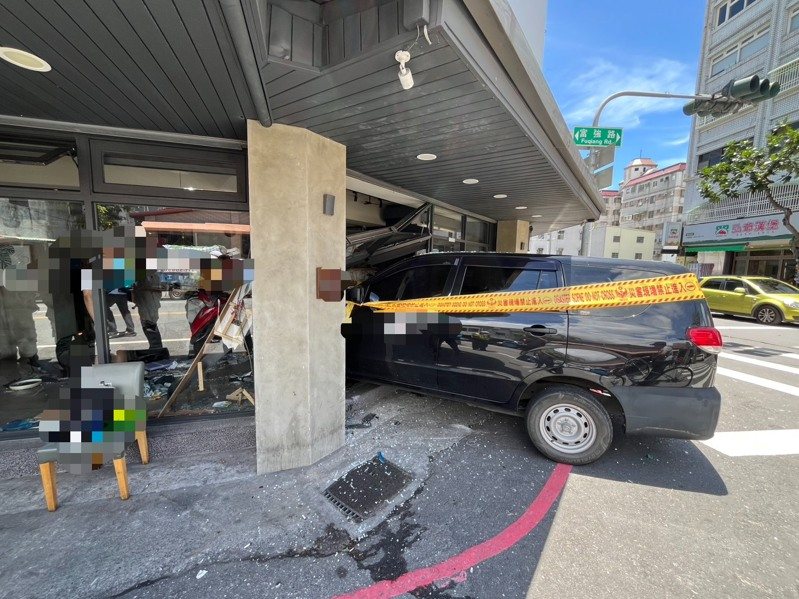 花蓮市富吉路一家早午餐店今天上午10時許突然發生意外,47歲蘇姓男子駕駛廂型車疑似精神不濟而暴衝闖紅燈,直接衝入店內,造成9名客人、3名員工及車輛駕駛受傷,幸均無生命危險。圖/警方提供